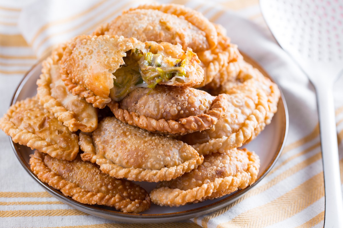 Empanadas com gorgonzola e alho-poró