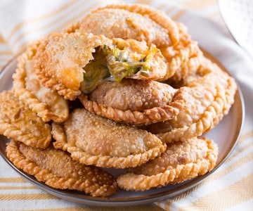 Empanadas com gorgonzola e alho-poró