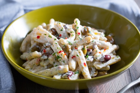Casarecce com creme de ricota, azeitonas e anchovas