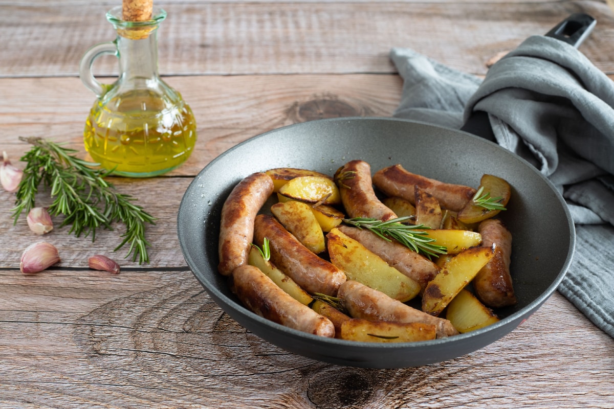 Linguiça e batatas na frigideira