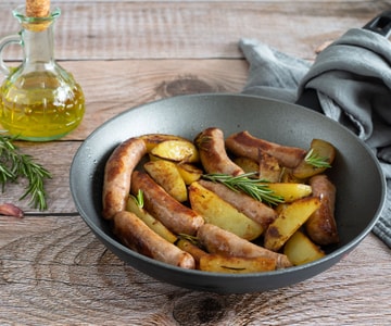 Linguiça e batatas na frigideira