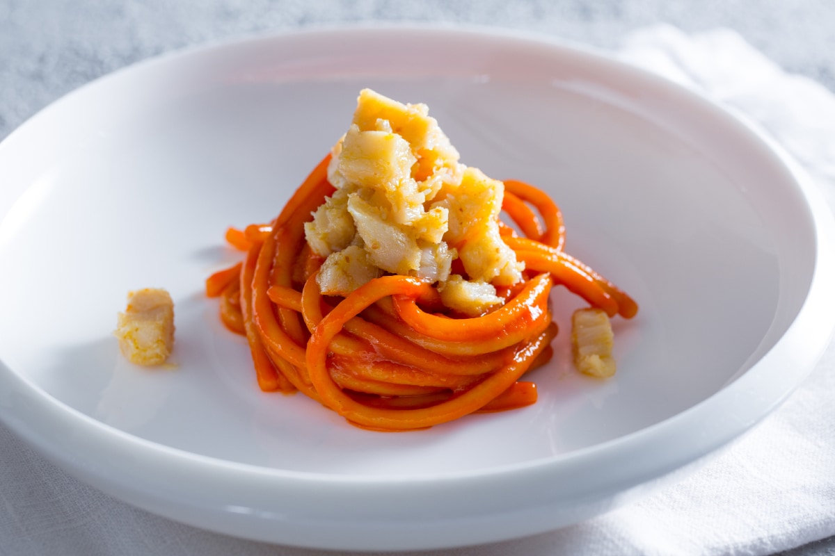 Spaghettoni com creme de pimentões e bacalhau