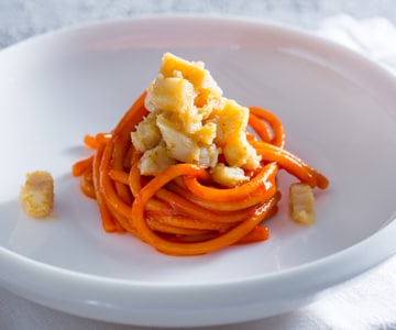 Spaghettoni com creme de pimentões e bacalhau