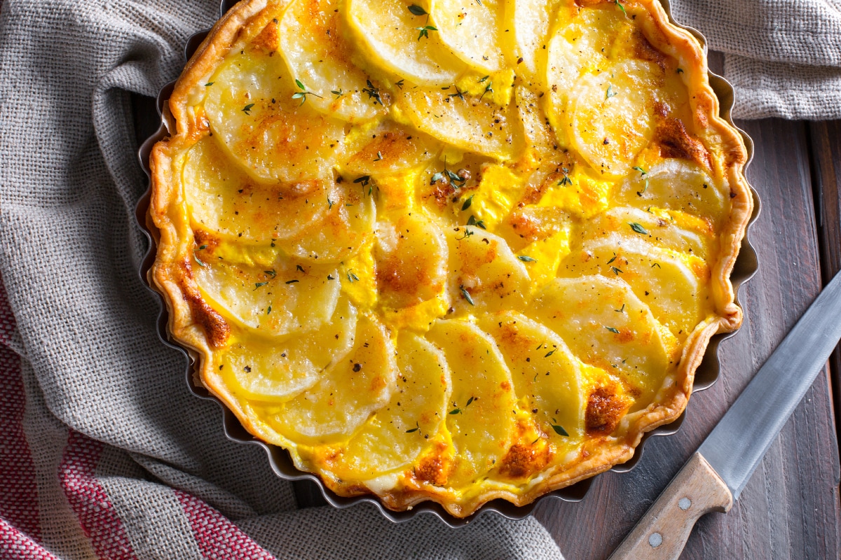 Torta salgada com batatas e mortadela