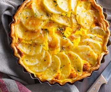 Torta salgada com batatas e mortadela