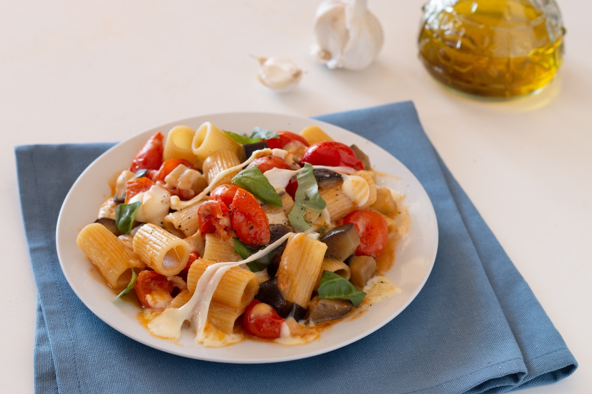 Mezze maniche com berinjela e scamorza defumada