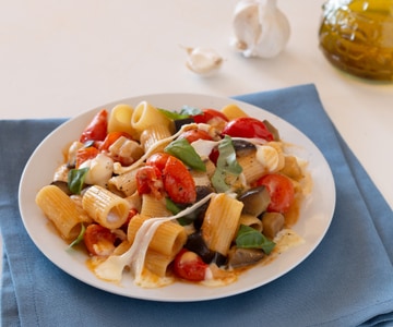 Mezze maniche com berinjela e scamorza defumada