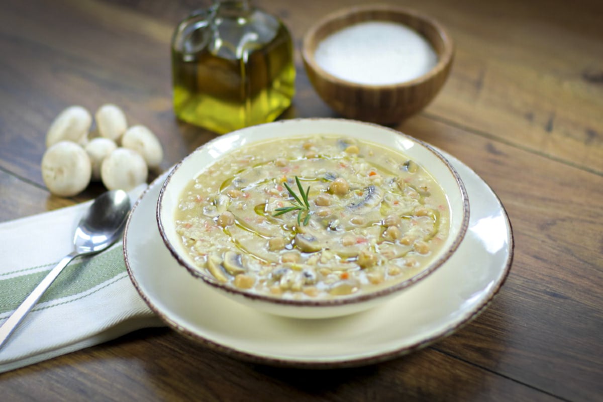 Sopa de arroz e grão-de-bico