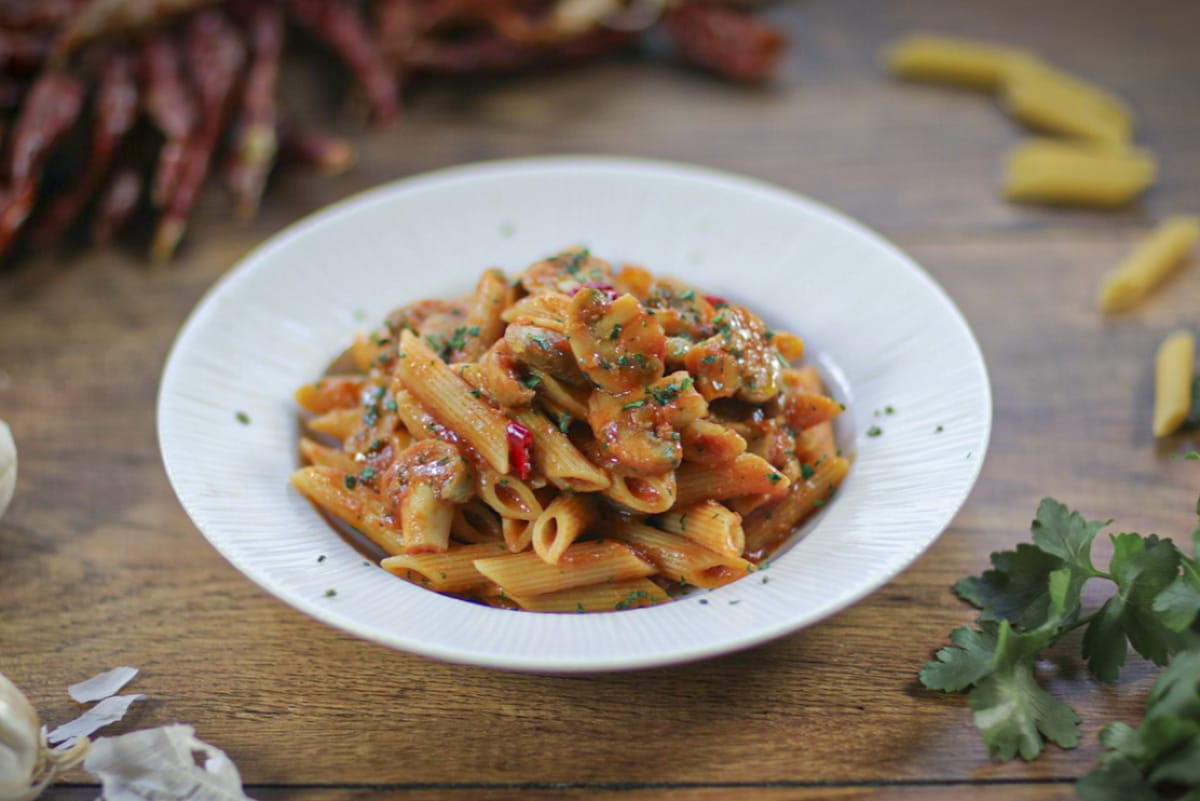 Penne all'arrabbiata com cogumelos champignon