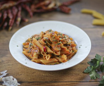Penne all'arrabbiata com cogumelos champignon
