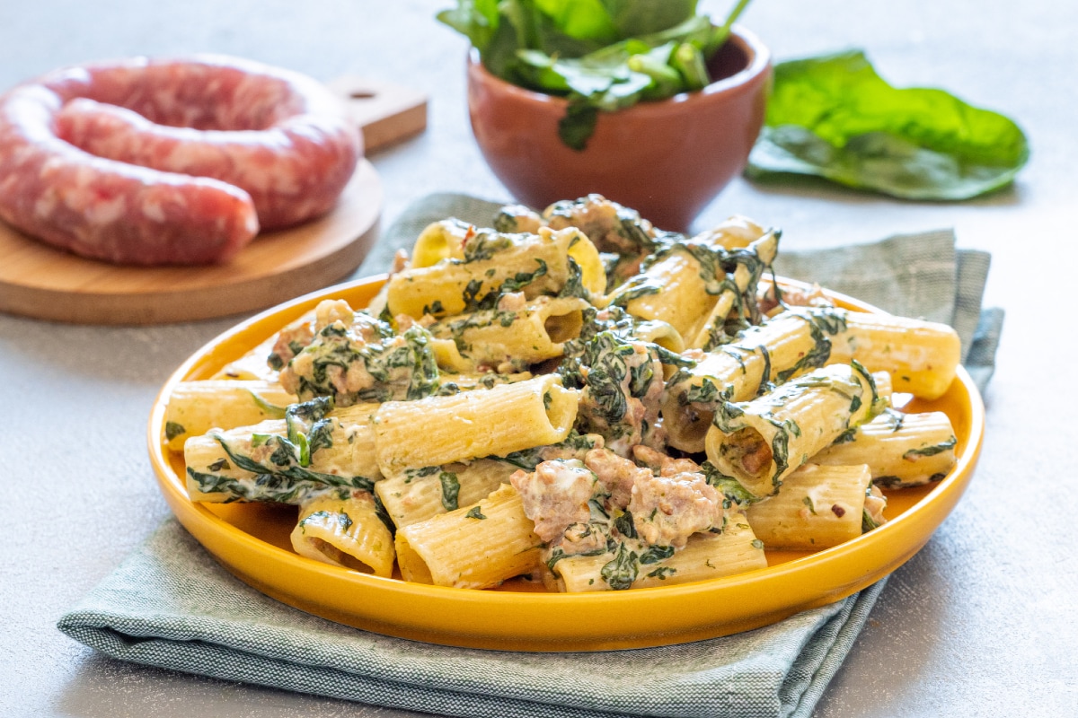 Rigatoni com espinafre, linguiça e robiola