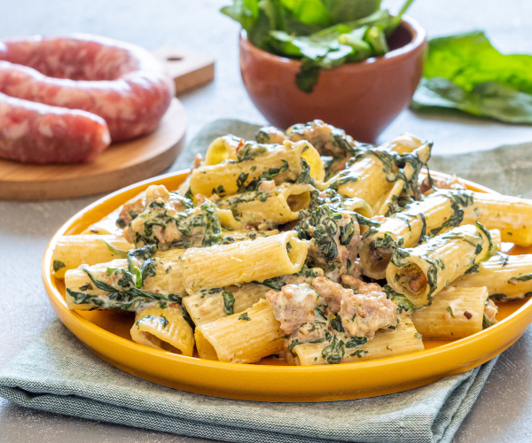 Rigatoni com espinafre, linguiça e robiola