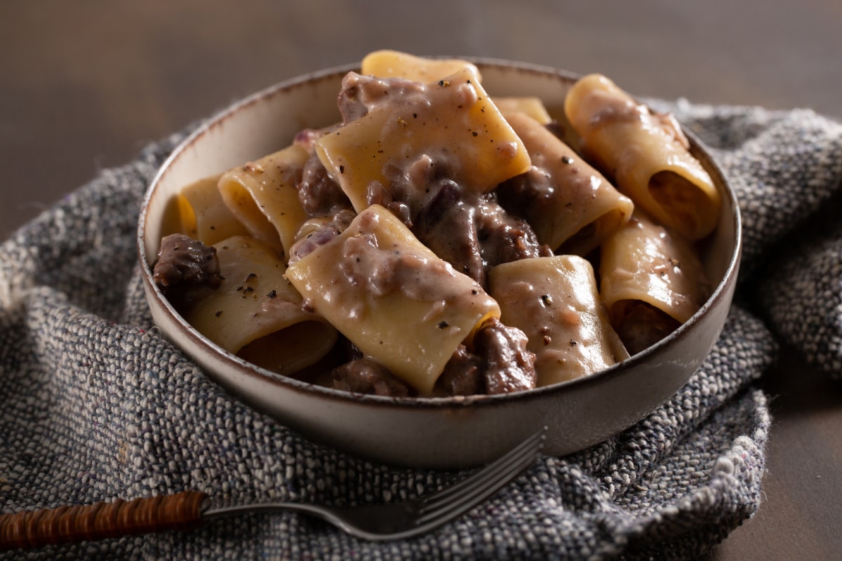 Paccheri cacio, pimenta e linguiça
