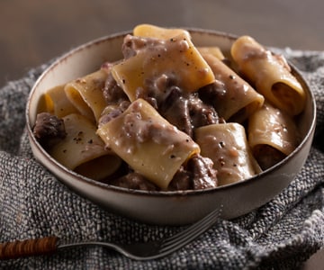 Paccheri cacio, pimenta e linguiça