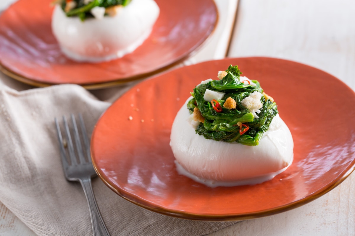 Mozzarella recheada com folhas de nabo