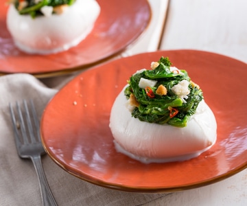 Mozzarella recheada com folhas de nabo
