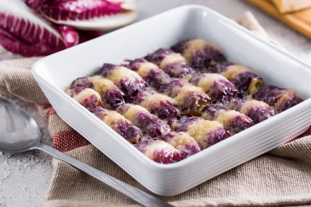 Rolinhos de radicchio com cogumelos champignon e Bergkase Superiore