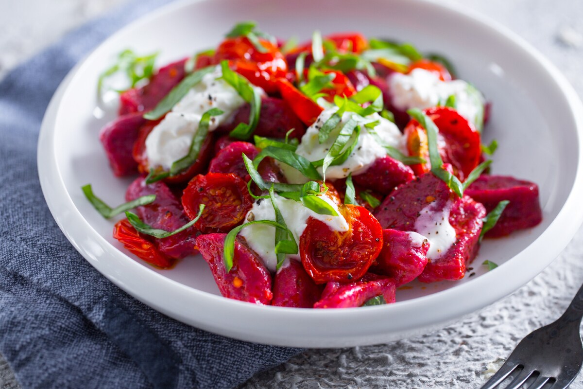 Nhoques de beterraba com tomatinhos e stracciatella