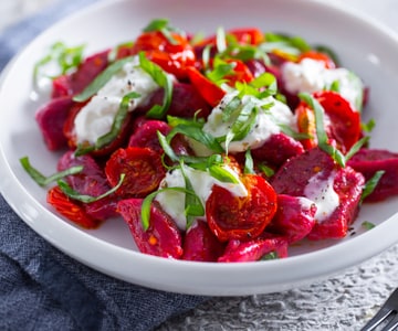 Nhoques de beterraba com tomatinhos e stracciatella
