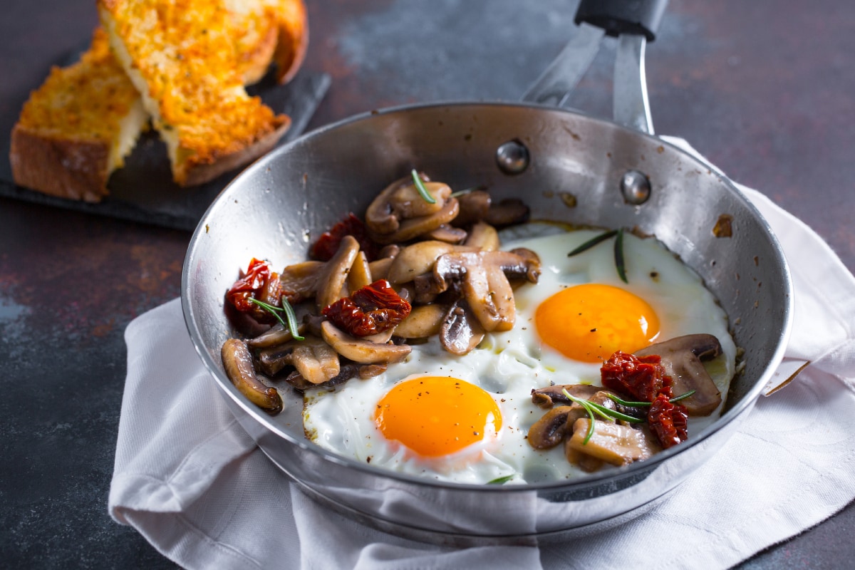Ovos na frigideira com cogumelos e tomates secos