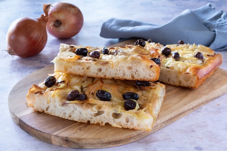 Focaccia pugliese com cebolas