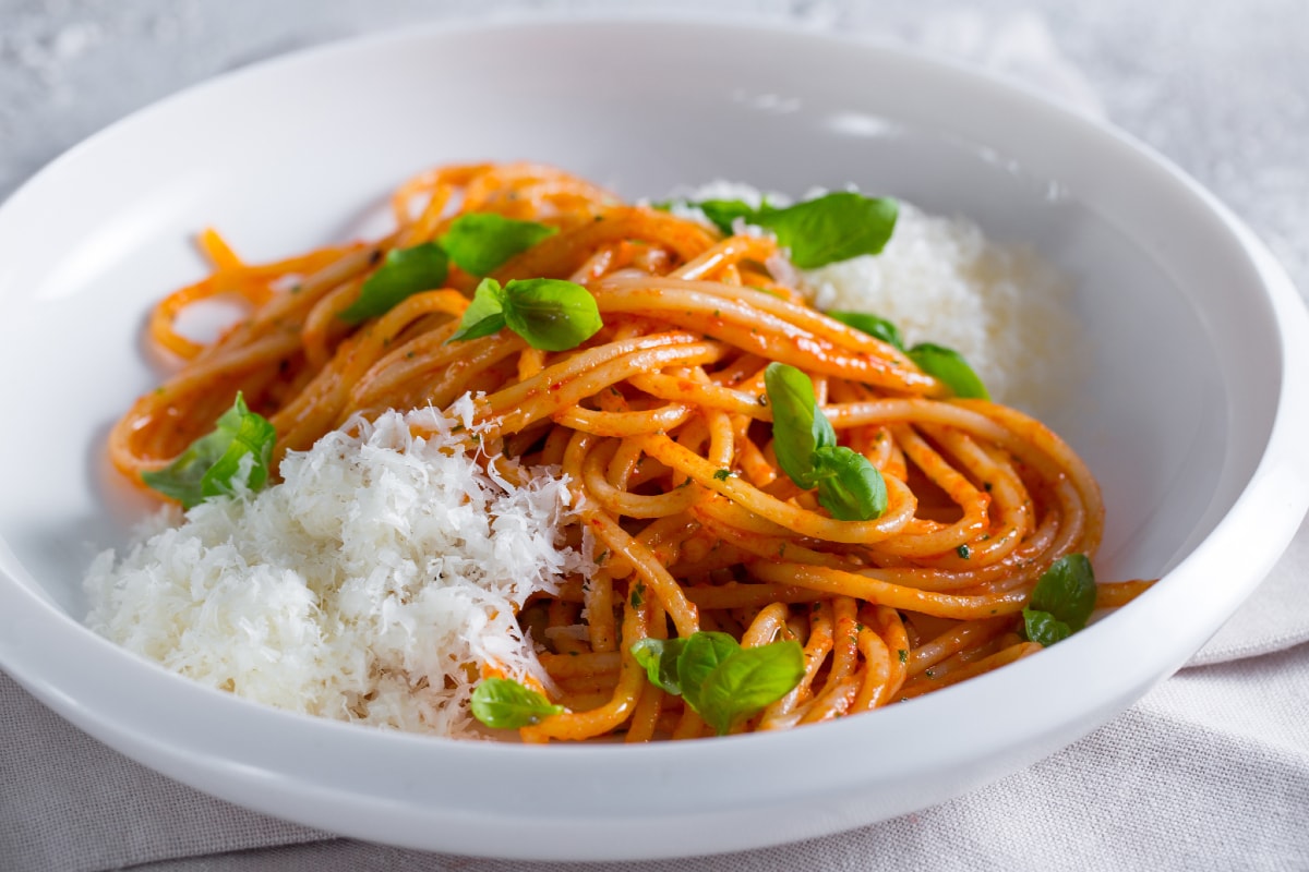 Spaghetti à parmigiana com coulis de tomate