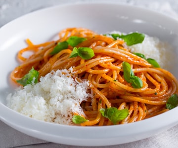 Spaghetti à parmigiana com coulis de tomate