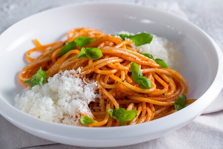 Spaghetti à parmigiana com coulis de tomate