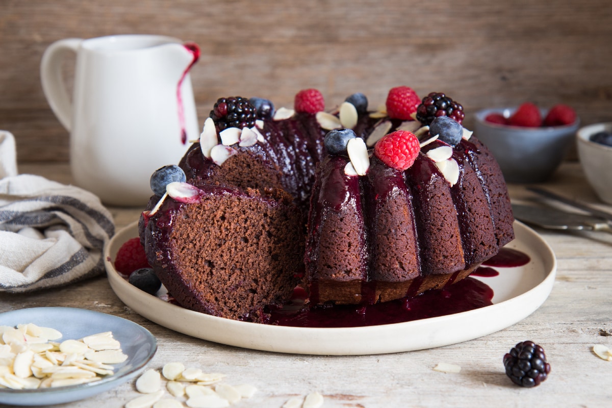 Bolo de cacau e amêndoas com calda de frutas vermelhas