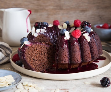 Bolo de cacau e amêndoas com calda de frutas vermelhas