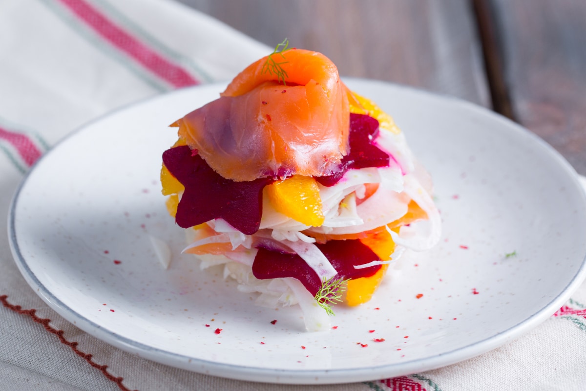 Carpaccio de salmão defumado com erva-doce e laranja