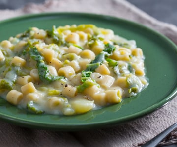 Massa com banha, couve e batatas