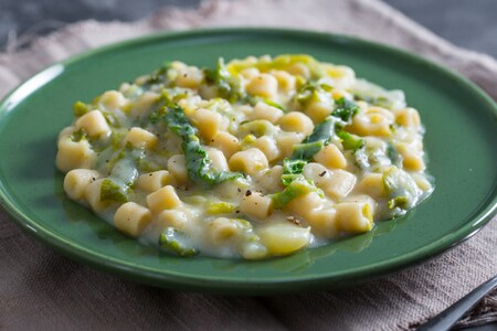 Massa com banha, couve e batatas