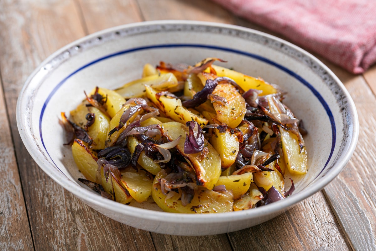 Batatas e cebolas assadas