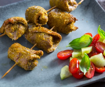 Espetinhos de rolinhos com pistache