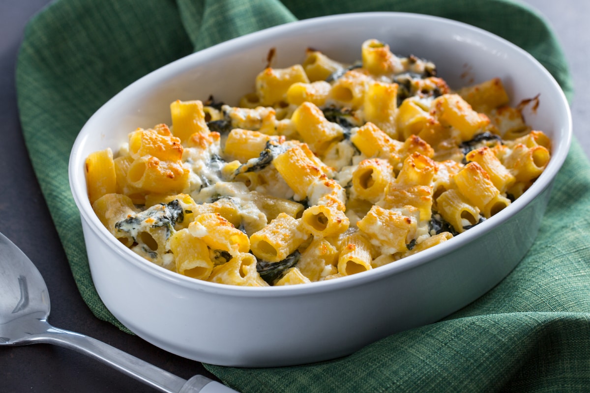 Massa com feta e espinafre ao forno