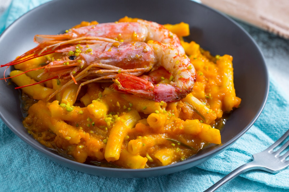 Maccheroni com creme de abóbora e camarões flambados