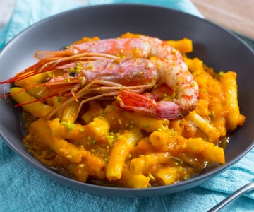 Maccheroni com creme de abóbora e camarões flambados