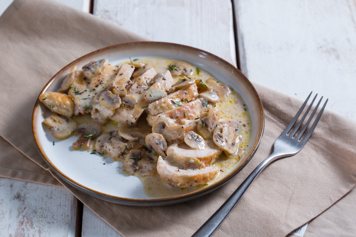 Peito de frango ao leite e cogumelos