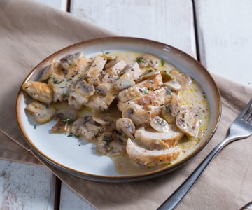 Peito de frango ao leite e cogumelos