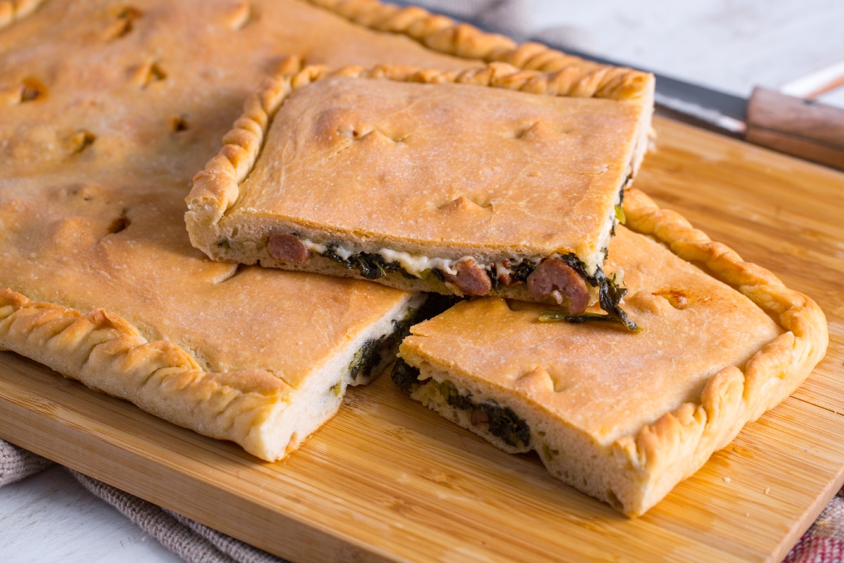 Focaccia recheada com folhas de nabo e linguiça