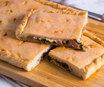 Focaccia recheada com folhas de nabo e linguiça