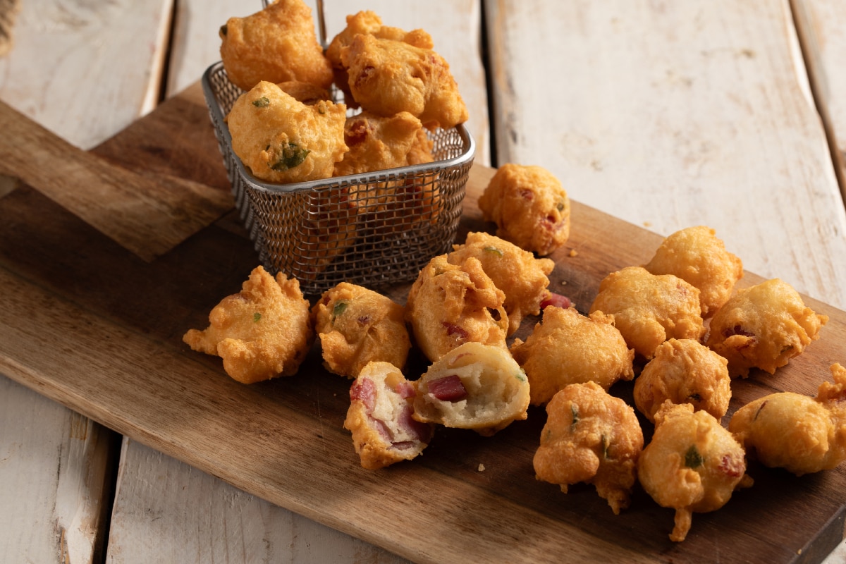 Zeppoline salgadas com salame e queijo