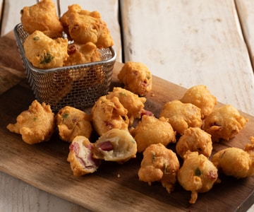 Zeppoline salgadas com salame e queijo