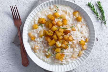 Risoto com stracchino, peras e avelãs