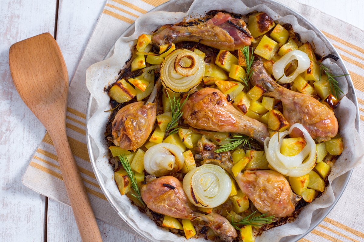 Frango assado com batatas e cebolas