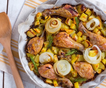 Frango assado com batatas e cebolas