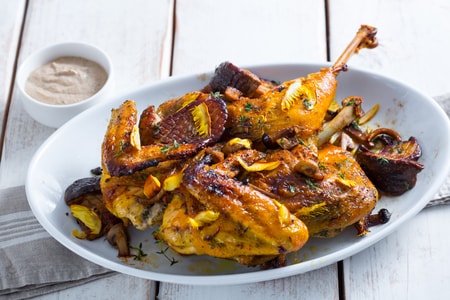 Frango com ervas e cogumelos