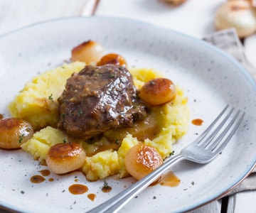 Bochecha de porco braseada e cebolinhas borettane