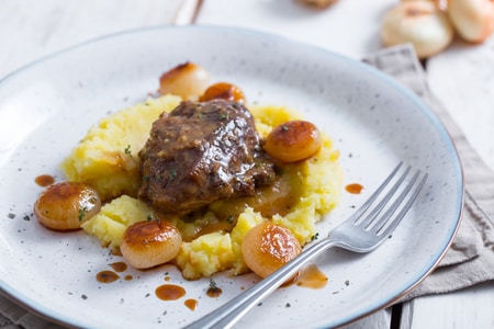 Bochecha de porco braseada e cebolinhas borettane
